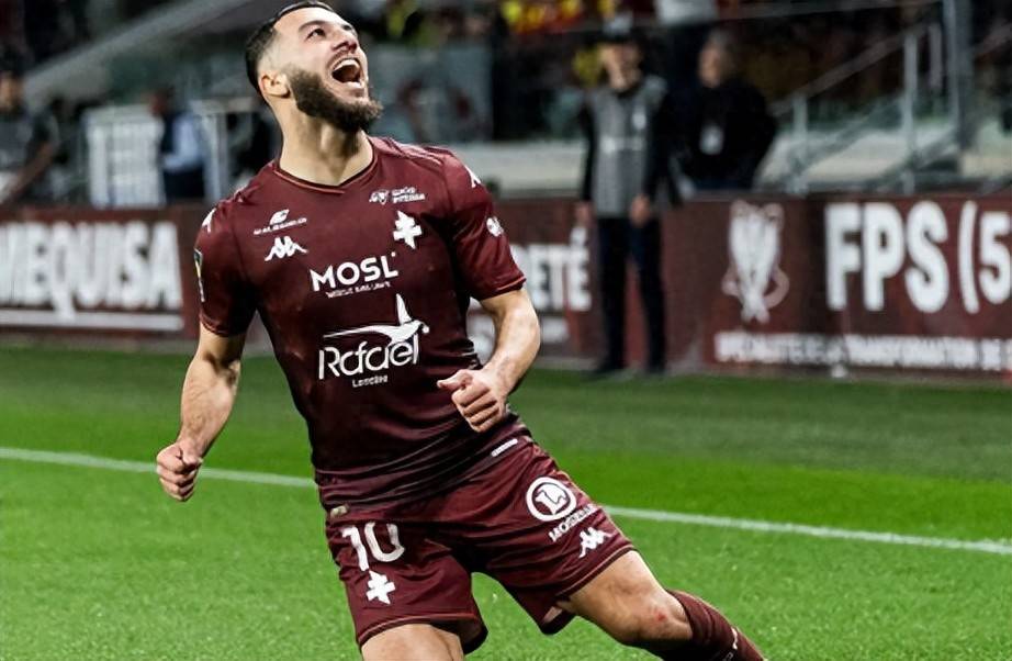 梅斯球迷为球队赢得连胜鼓舞 梅斯球迷为球队赢得连胜鼓舞