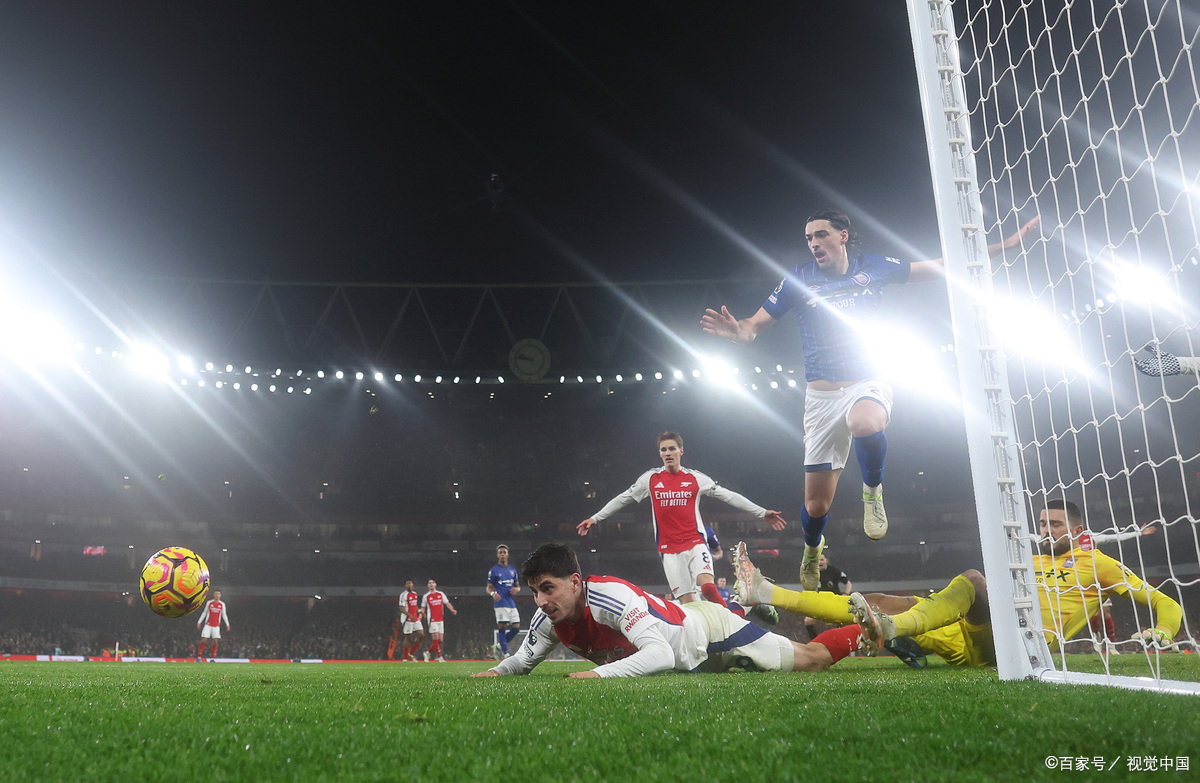 精妙足球战术展露,双方队员拼尽全力 精妙足球战术展露,双方队员拼尽全力