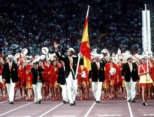 西班牙代表团面临困境,艰难披挂 西班牙代表团面临困境,艰难披挂