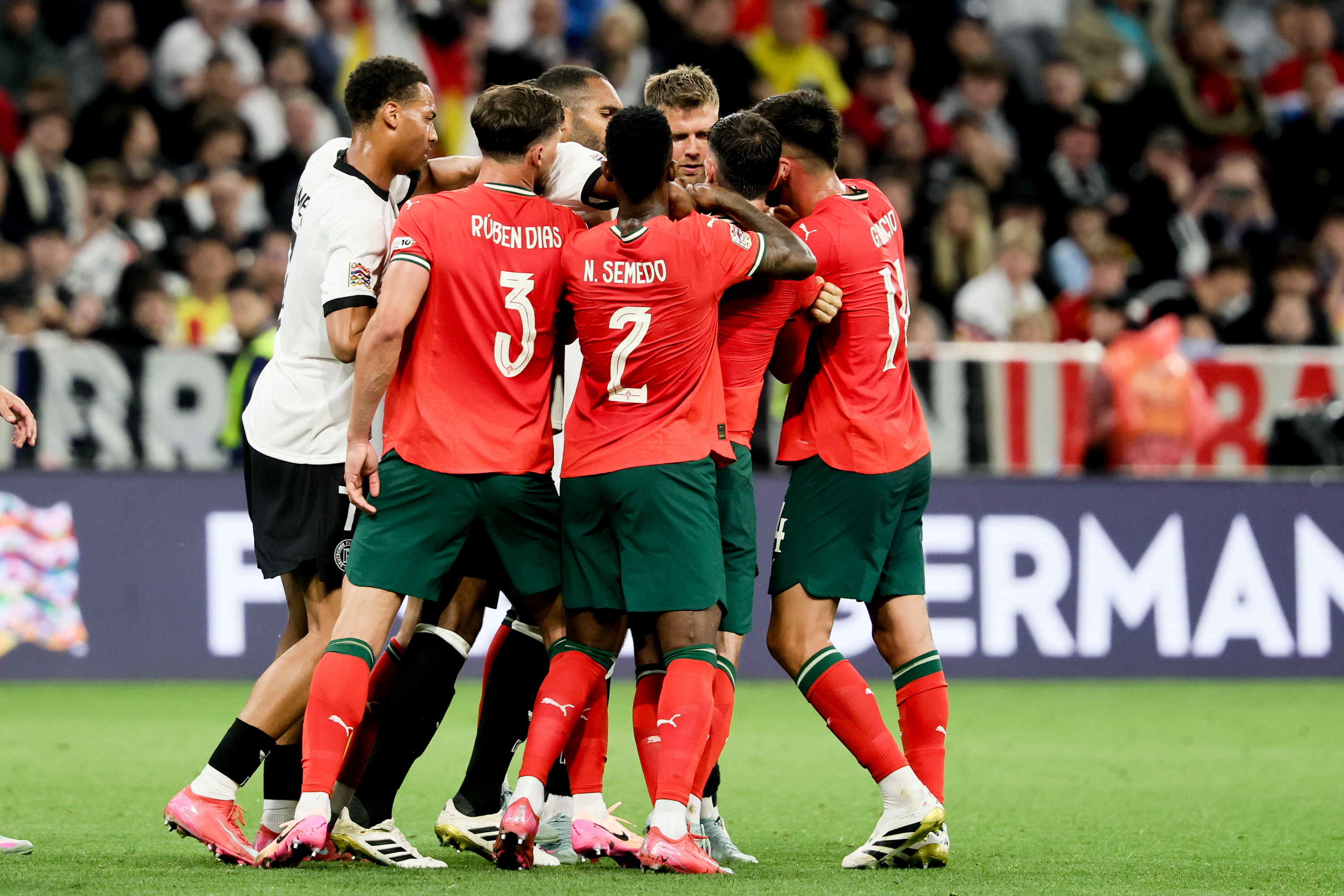 开云体育APP下载-葡萄牙国家队在对阵塞尔维亚时表现出色，取胜