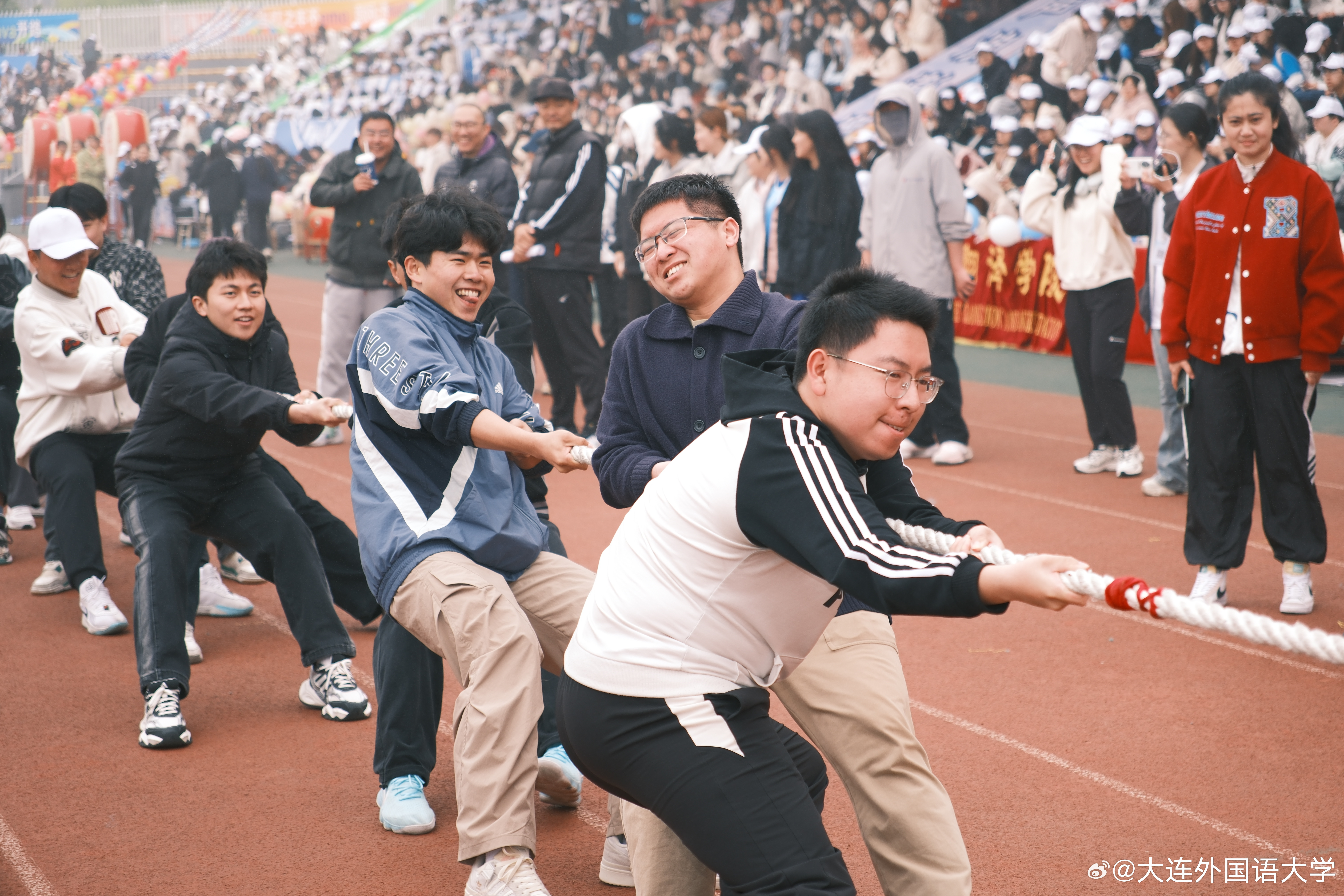 运动员们在全力以赴的角逐中迸发出无限激情 运动员们在全力以赴的角逐中迸发出无限激情