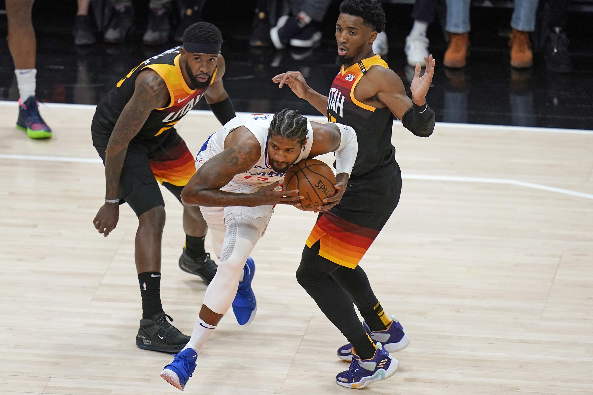 广东队横扫深圳队,保罗扛起全队 广东队横扫深圳队,保罗扛起全队