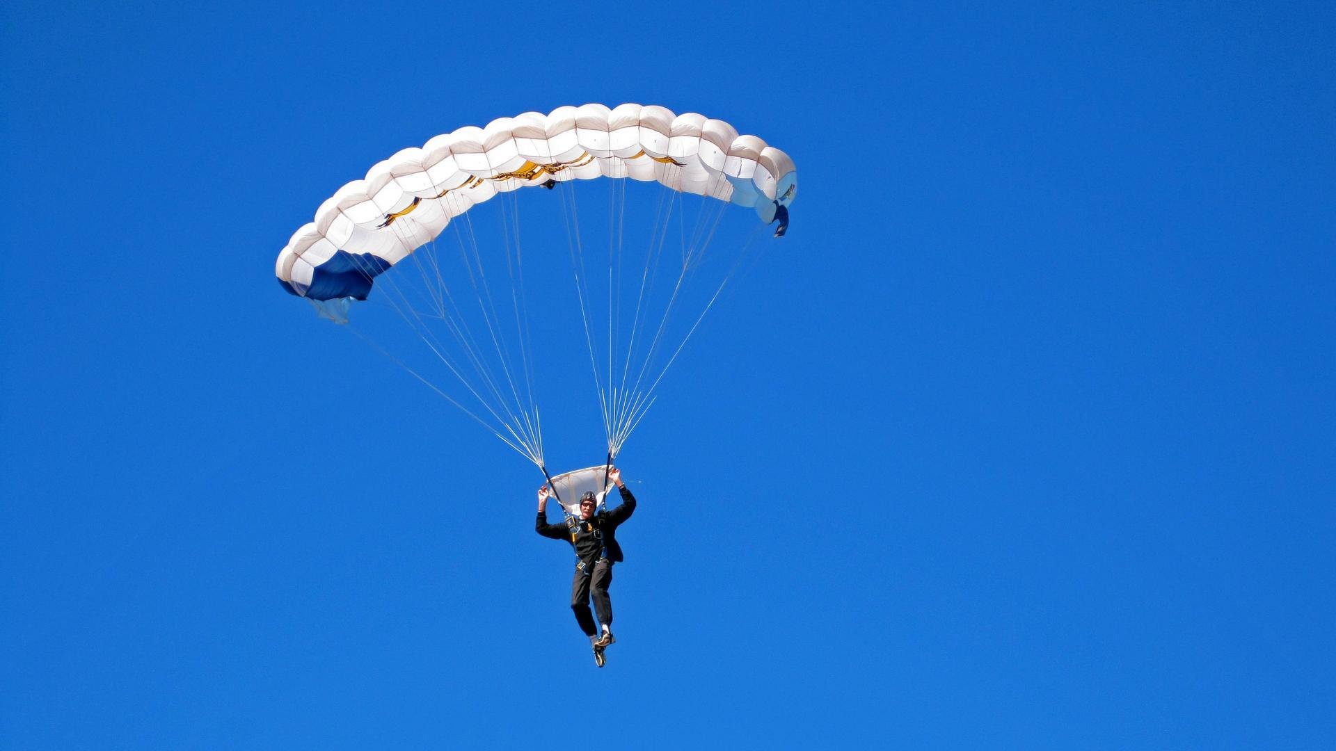 赛道与绿茵场的双重奏，F1揭幕战上演多特蒙德式逆袭，力克那不勒斯式挑战